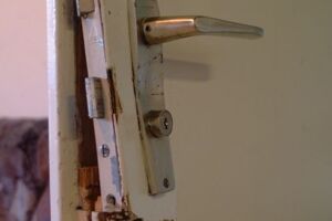 aufgebrochene Tür_gross.JPG